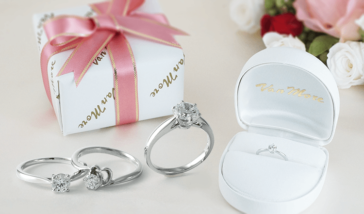 シルバー製のプロポーズリング(婚約指輪デザイン)をレンタルプランで利用いただけます。ホワイトの指輪ケースでお届けです