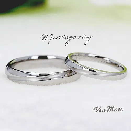 ストレートにつや消しのライン　結婚指輪