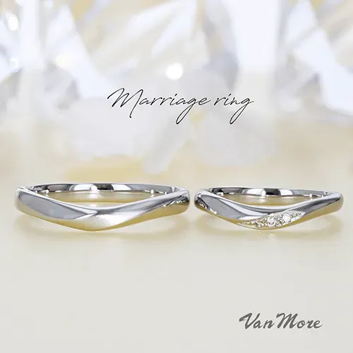 Vラインの結婚指輪　艶消し＆光沢が絶妙