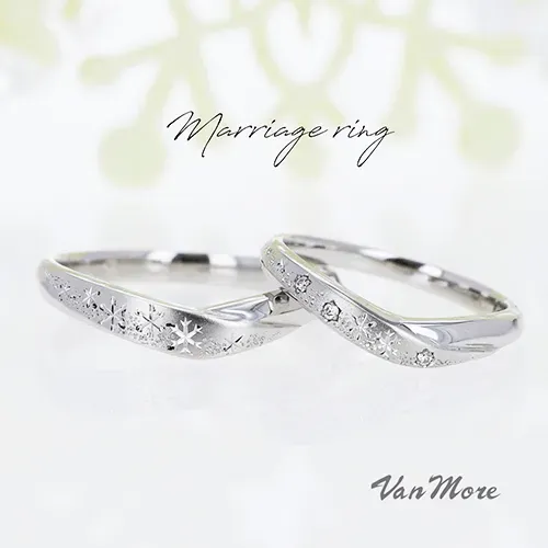 雪の結晶を手彫りしたマリッジリング