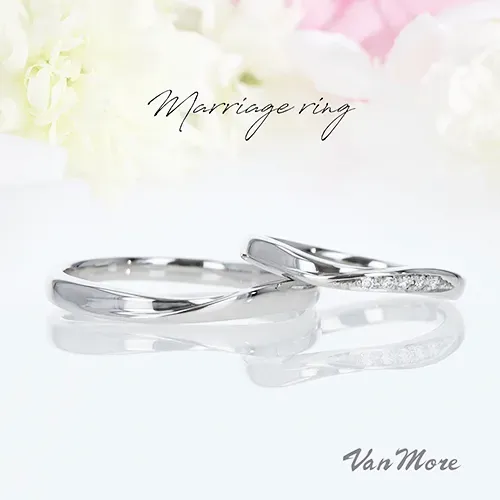 細めのV字メレマリッジリング