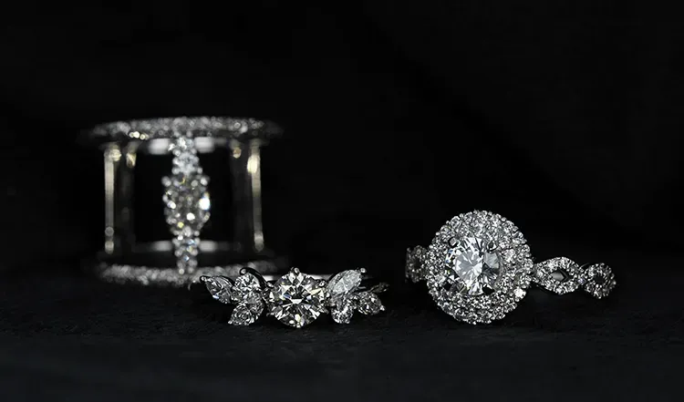 婚約指輪（エンゲージリング）ゴージャスデザイン