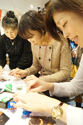 女性陣も楽しくアクセサリー作り