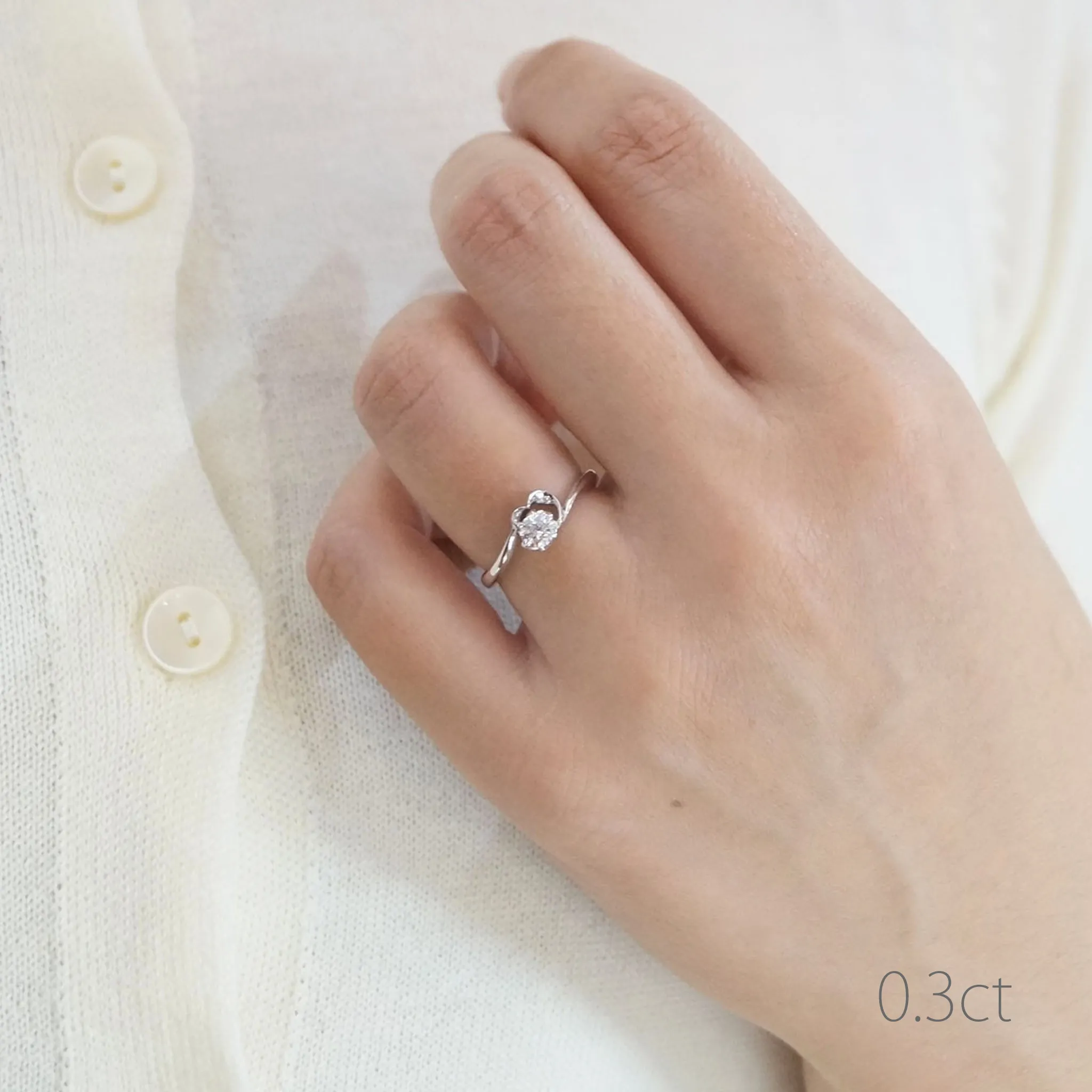 婚約指輪0.3ct着用